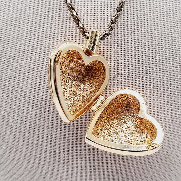 Vintage Heart Mesh Locket Necklace Gold Tone 29" Chain Long Pendant - Picture 4 of 8